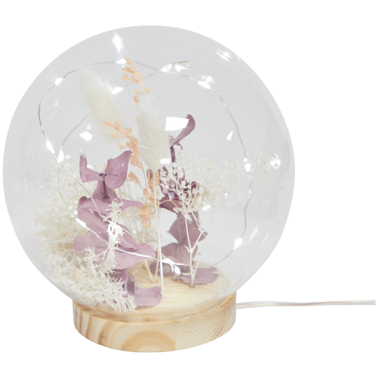 Glaskugel mit Trockenblumen und Beleuchtung